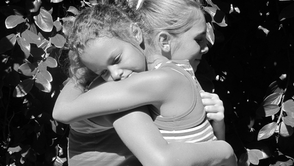 Escucha activa abrazo amor comprension amigas hermanas atencion interes psicologia comprension